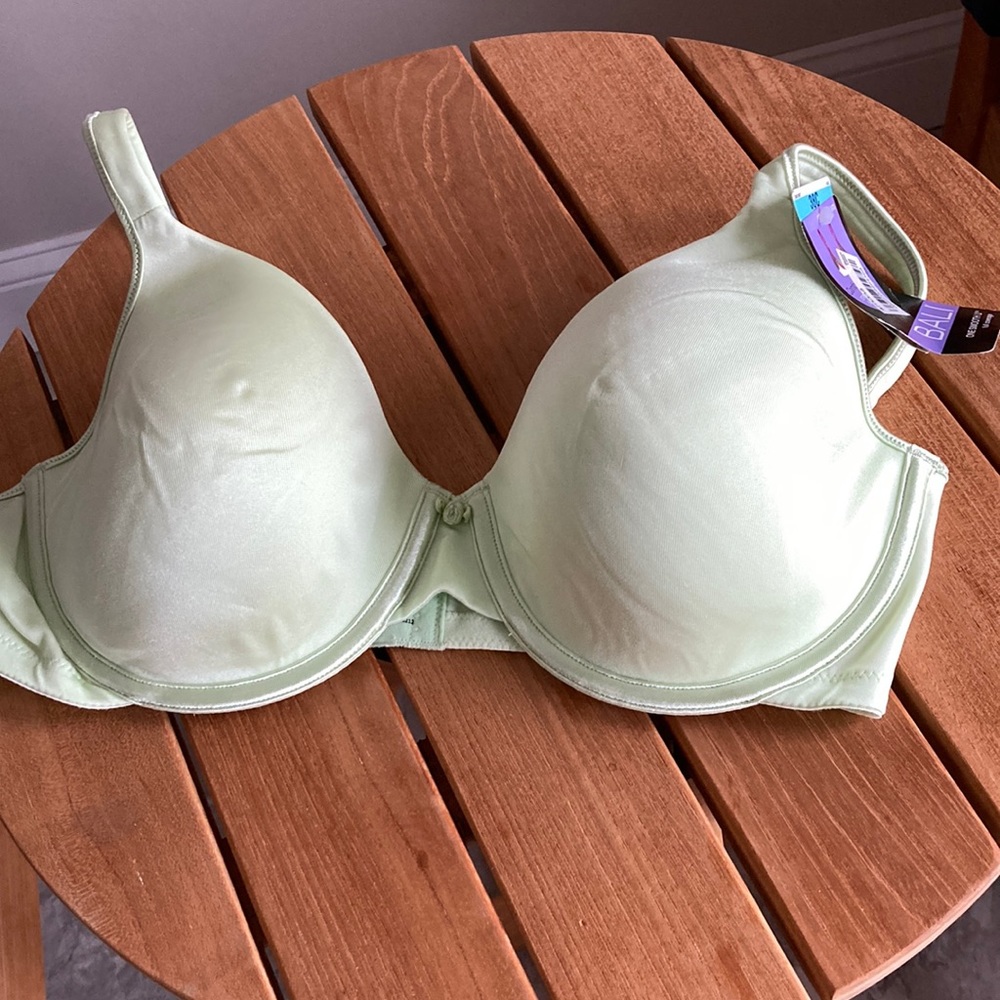Bali NWT One smooth you Mint green bra. Size 38C.